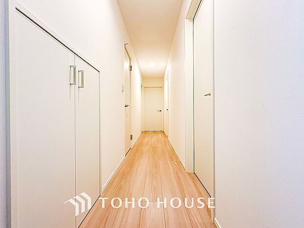 上質感漂う廊下。居住者の帰り、訪れる方を優しく迎え安らぎに満ちた生活空間を予感させます。