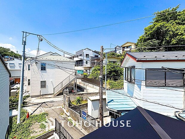 木々の緑がまぶしい、豊かな緑と静寂。ずっと見ていたいと思わせてくれる景色。
