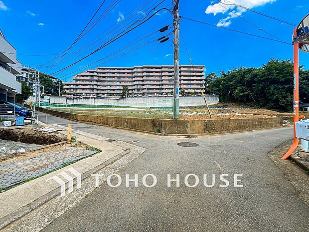 前面道路含む現地写真『快適』は「家」と「街」と「環境」が調和した時に訪れるだと改めて感じさせてくれます。