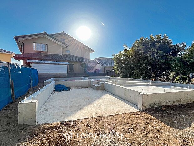 風を感じ解放感あふれる光に満ちた住まい。