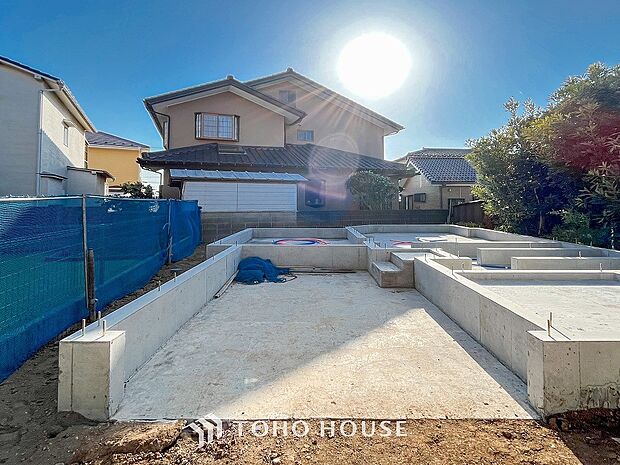住む人を映し出す洗練された佇まいは、いつまでも輝き続けながらいつしか街の風景に溶け込んでいきます。
