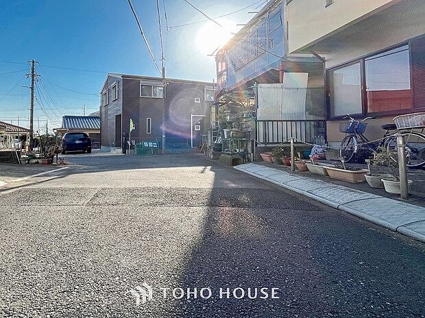 前面道路含む現地写真『快適』は「家」と「街」と「環境」が調和した時に訪れるだと改めて感じさせてくれます。