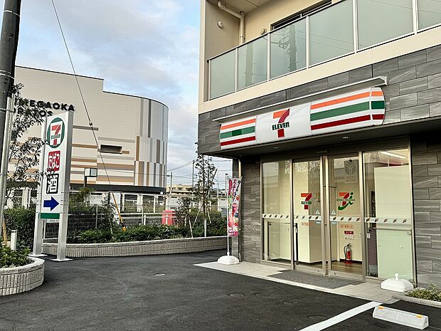 24時間営業。お弁当やお惣菜、パンなどをはじめ、生活用品、お酒、たばこなども取り揃えています。