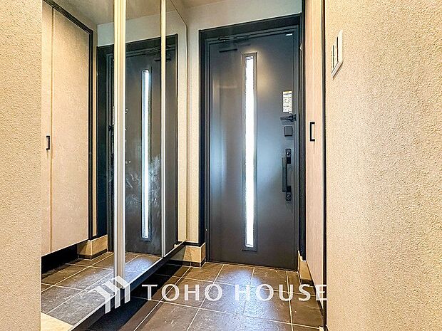 住まいの顔となる玄関は、落ち着きと華やぎの満ちた空間に。