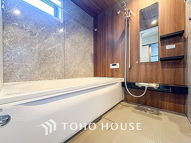 モダンデザインの空間が気持ちよさを高めてくれるバスルーム。