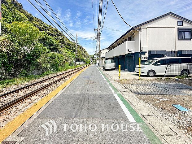 前面道路含む現地写真『快適』は「家」と「街」と「環境」が調和した時に訪れるだと改めて感じさせてくれます。