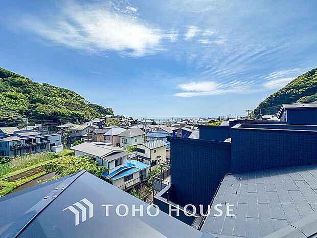 豊かな眺望にふさわしい空間には、通風・採光にも優れ、心地よい光と風があふれています。
