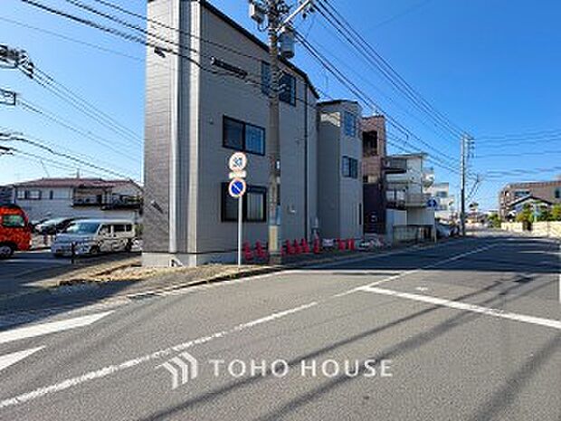前面道路含む現地写真『快適』は「家」と「街」と「環境」が調和した時に訪れるだと改めて感じさせてくれます。