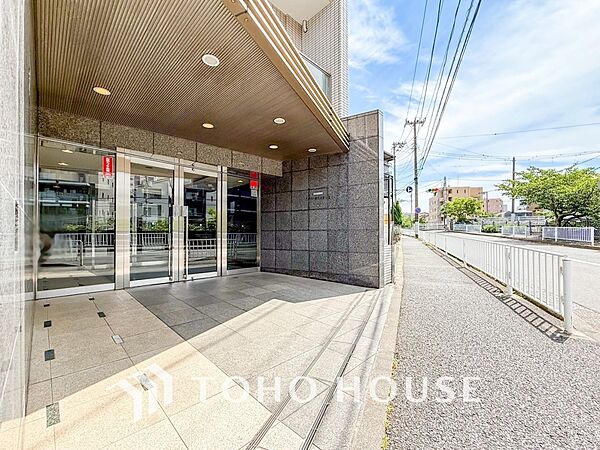 前面道路含む現地写真『快適』は「家」と「街」と「環境」が調和した時に訪れるだと改めて感じさせてくれます。