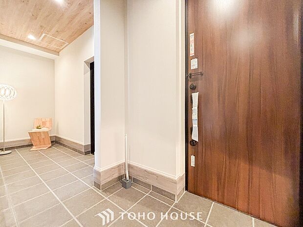 居住者の帰り、訪れる方を優しく迎えてくれる開放感のある玄関。