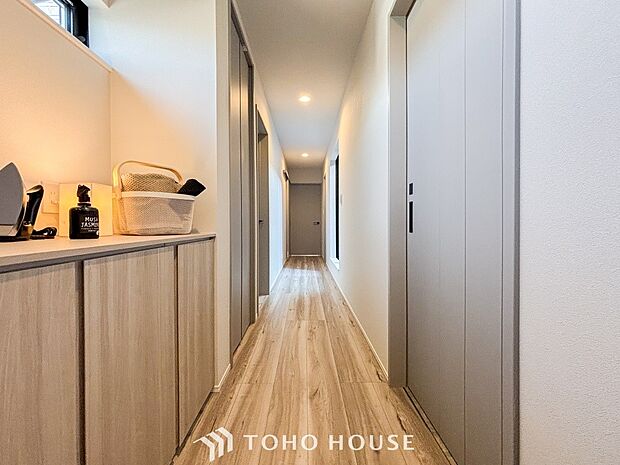 上質感漂う廊下。居住者の帰り、訪れる方を優しく迎え安らぎに満ちた生活空間を予感させます。