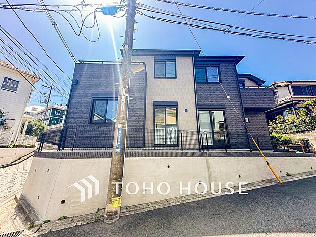 住む人を映し出す洗練された佇まいは、いつまでも輝き続けながらいつしか街の風景に溶け込んでいきます。