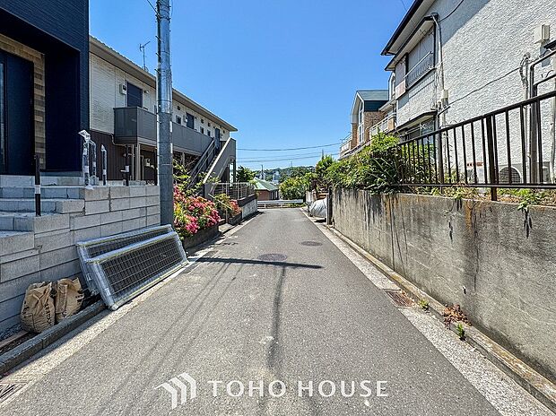 前面道路含む現地写真『快適』は「家」と「街」と「環境」が調和した時に訪れるだと改めて感じさせてくれます。