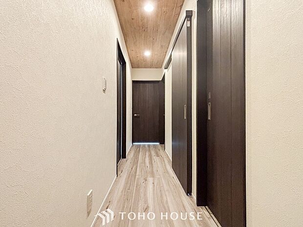 上質感漂う廊下。居住者の帰り、訪れる方を優しく迎え安らぎに満ちた生活空間を予感させます。
