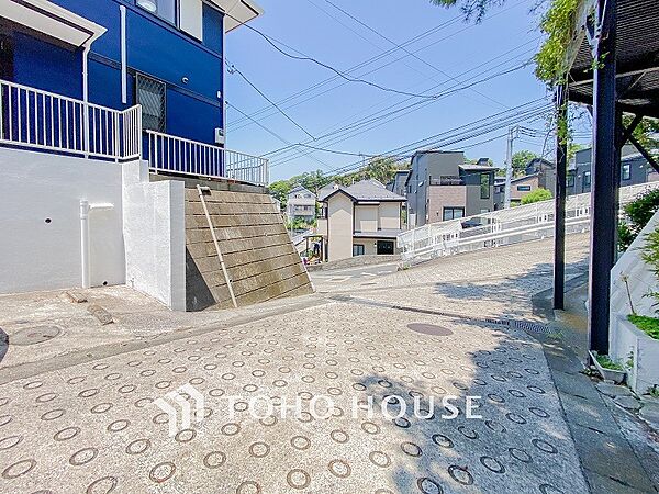 前面道路含む現地写真『快適』は「家」と「街」と「環境」が調和した時に訪れるだと改めて感じさせてくれます。