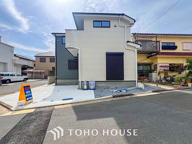住む人を映し出す洗練された佇まいは、いつまでも輝き続けながらいつしか街の風景に溶け込んでいきます。