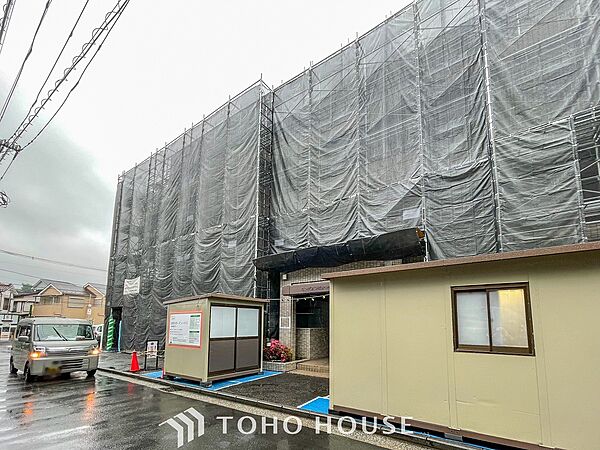 前面道路含む現地写真『快適』は「家」と「街」と「環境」が調和した時に訪れるだと改めて感じさせてくれます。