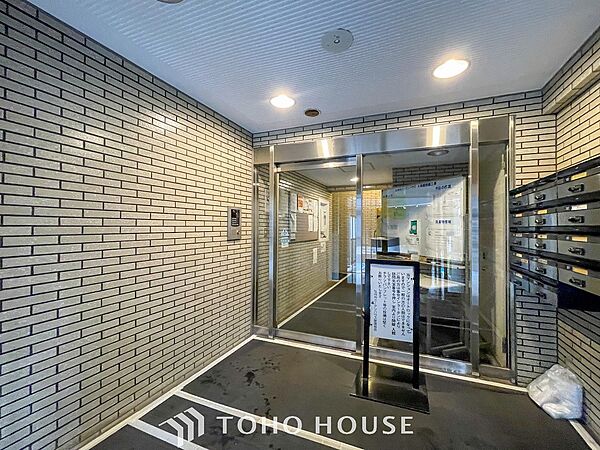 住まう誇らしさと安心感を演出する落ち着いた雰囲気のエントランス。