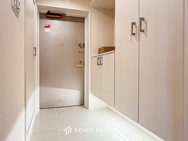 居住者の帰り、訪れる方を優しく迎えてくれる玄関です。