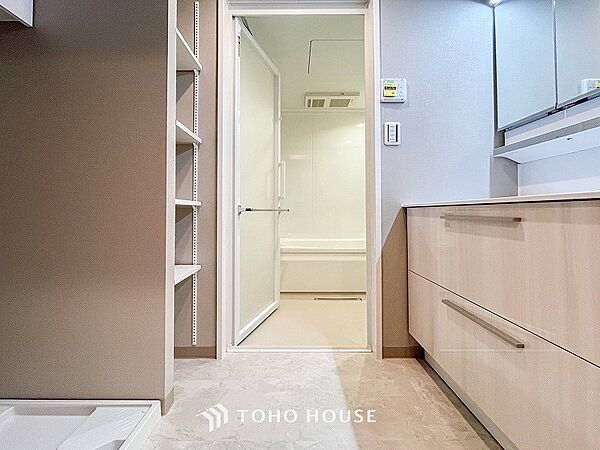 洗面台・洗面所十分な大きさの洗面台は、朝の慌ただしい時間でも余裕とゆとりを感じて頂けます。