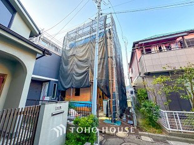 落ち着きのある閑静な住宅街に佇む邸宅。きっとここからご家族のかけがえのない想い出が作られることでしょう。