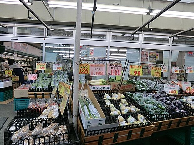 小さめな店舗ながらも必要なものが揃い、食卓を彩る新鮮で品質の良い食品が魅力。日々のお買い物に便利!