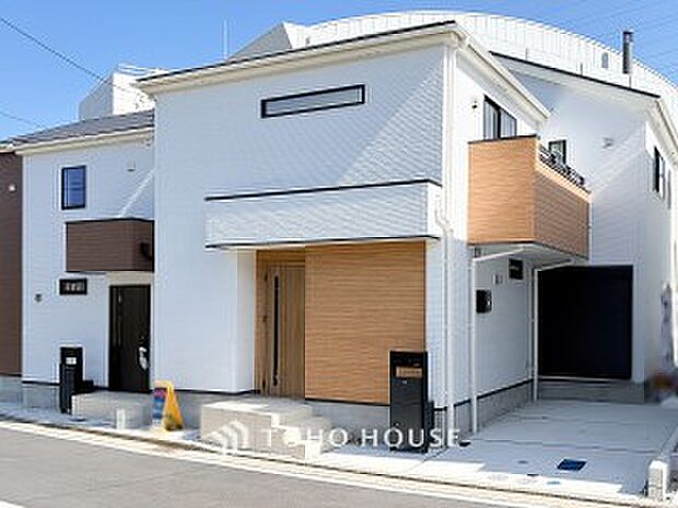 住む人を映し出す洗練された佇まいは、いつまでも輝き続けながらいつしか街の風景に溶け込んでいきます。