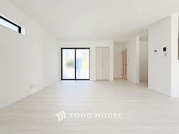 光と風があふれる開放的なリビングダイニングには自然と家族みんなが集まってきます。