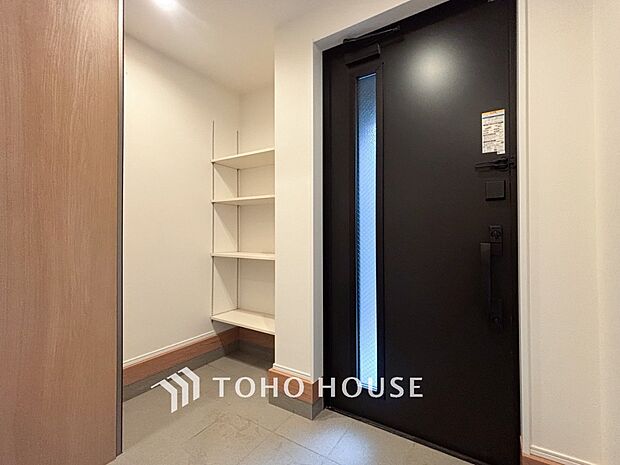 居住者の帰り、訪れる方を優しく迎えてくれる玄関です。