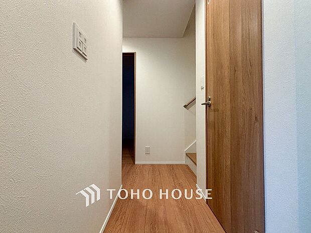 上質感漂う廊下。居住者の帰り、訪れる方を優しく迎え安らぎに満ちた生活空間を予感させます。