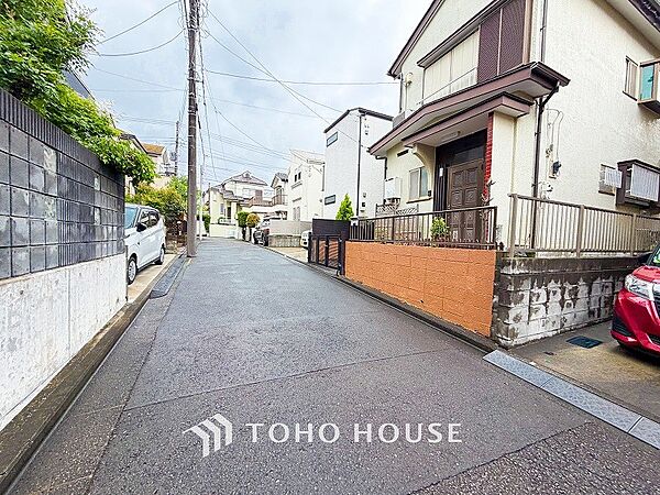 前面道路含む現地写真『快適』は「家」と「街」と「環境」が調和した時に訪れるだと改めて感じさせてくれます。