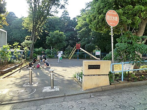 住宅街の比較的広めな公園です。公園の設備には水飲み・手洗い場があります。
