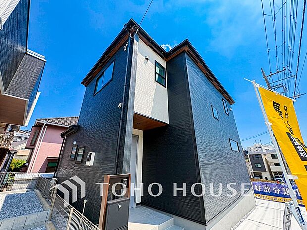 住む人や訪れる人やさしくエスコートする玄関アプローチ。