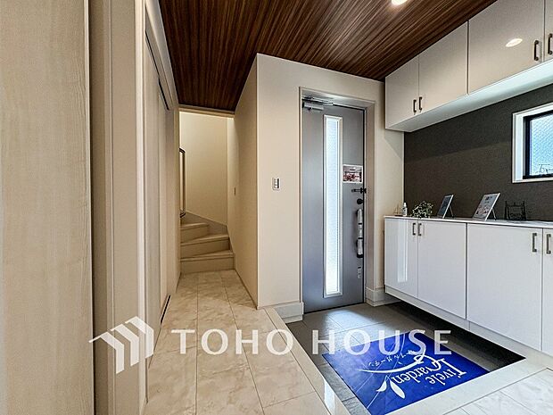 上質感漂う廊下。居住者の帰り、訪れる方を優しく迎え安らぎに満ちた生活空間を予感させます。