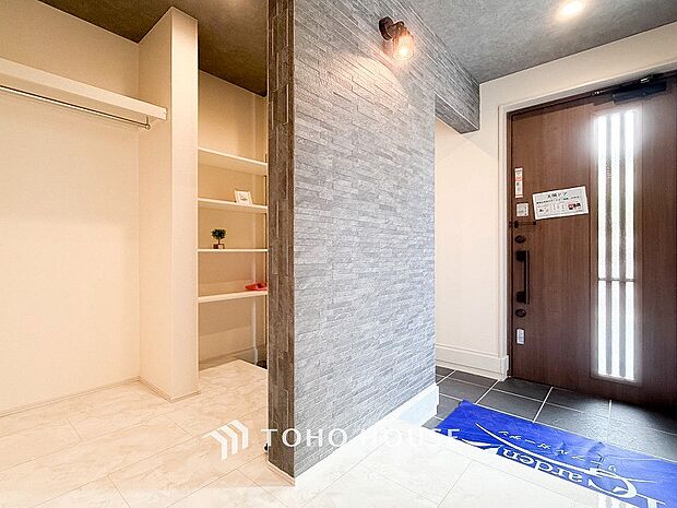 住まいの顔となる玄関は、落ち着きと華やぎの満ちた空間に。