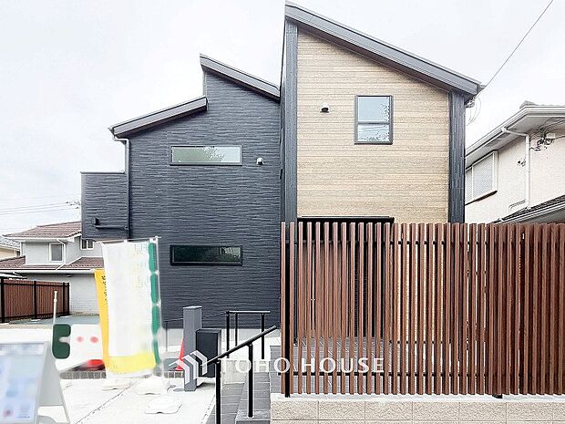 爽やかな青空の下に贅沢なほどに降り注ぐ陽光、豊かな居住性と、クオリティが見事に調和した住空間。