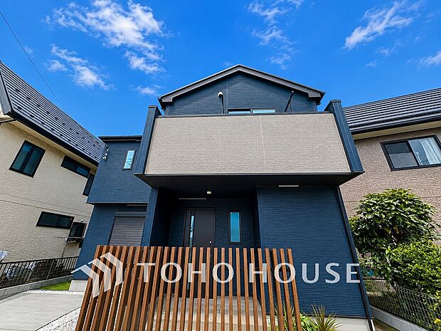 住む人を映し出す洗練された佇まいは、いつまでも輝き続けながらいつしか街の風景に溶け込んでいきます。