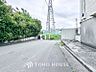 外観：前面道路含む現地写真『快適』は「家」と「街」と「環境」が調和した時に訪れるだと改めて感じさせてくれます。