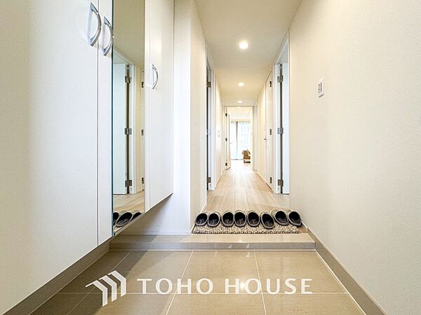 居住者の帰り、訪れる方を優しく迎えてくれる開放感のある玄関。