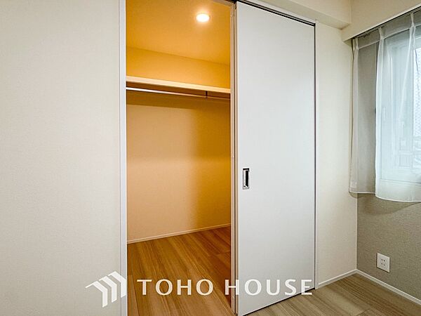 衣類だけでなく大きな荷物も収納でき、お部屋がすっきりします。