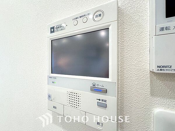 誰が来てもわかる様にモニター付きインターホンを設置。快適と安らぎを合わせた優しい設計。
