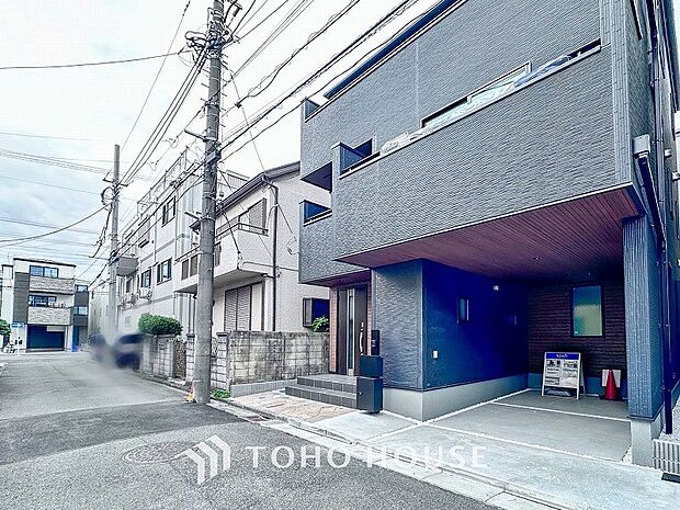 爽やかな青空の下に贅沢なほどに降り注ぐ陽光、豊かな居住性と、クオリティが見事に調和した住空間。