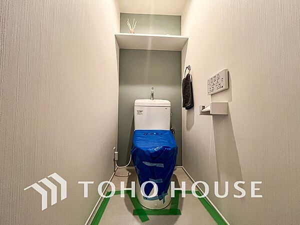 トイレはシンプルにホワイトで統一した温水洗浄付です。