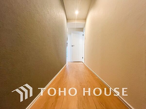 上質感漂う廊下。居住者の帰り、訪れる方を優しく迎え安らぎに満ちた生活空間を予感させます。