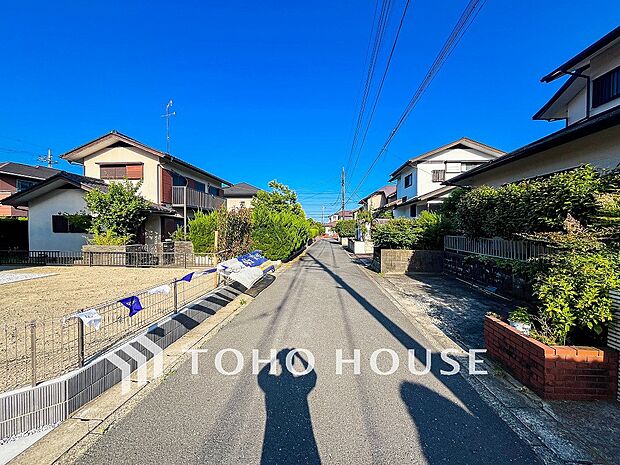 前面道路含む現地写真『快適』は「家」と「街」と「環境」が調和した時に訪れるだと改めて感じさせてくれます。