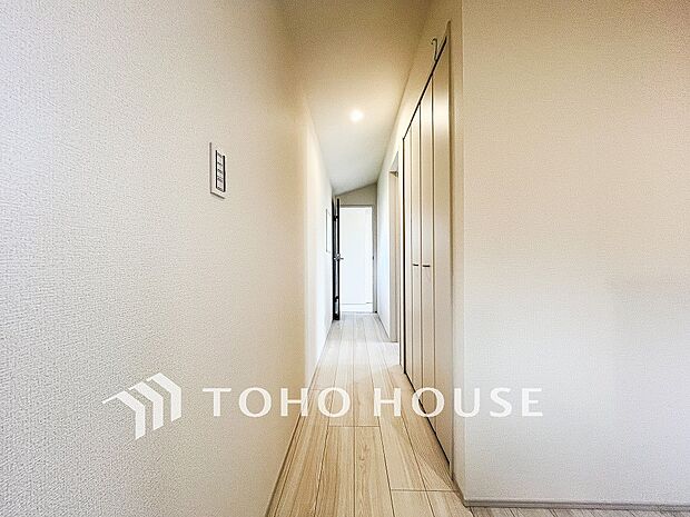 上質感漂う廊下。居住者の帰り、訪れる方を優しく迎え安らぎに満ちた生活空間を予感させる。