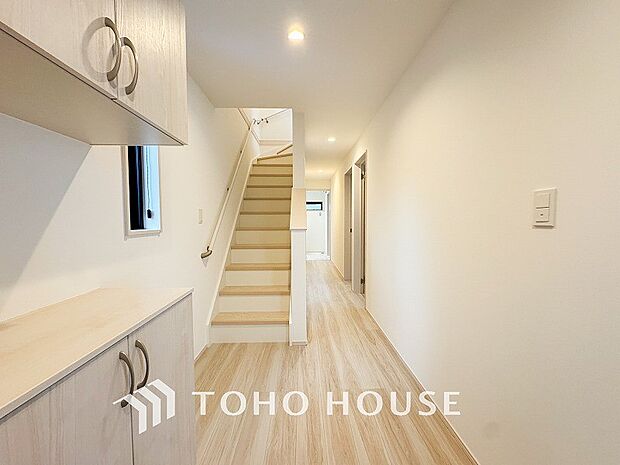上質感漂う廊下。居住者の帰り、訪れる方を優しく迎え安らぎに満ちた生活空間を予感させます。