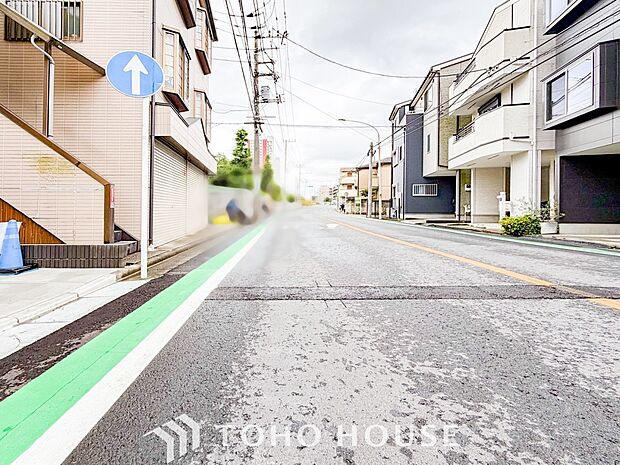 前面道路含む現地写真『快適』は「家」と「街」と「環境」が調和した時に訪れるだと改めて感じさせてくれます。
