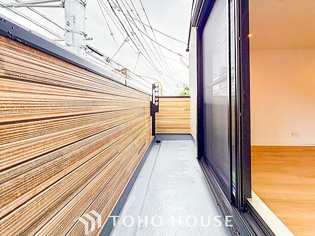 暮らしの中で光と風を演出してくれるバルコニー。