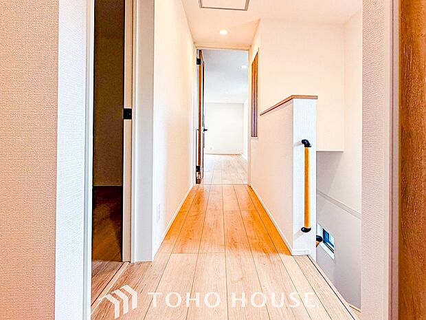 上質感漂う廊下。居住者の帰り、訪れる方を優しく迎え安らぎに満ちた生活空間を予感させます。